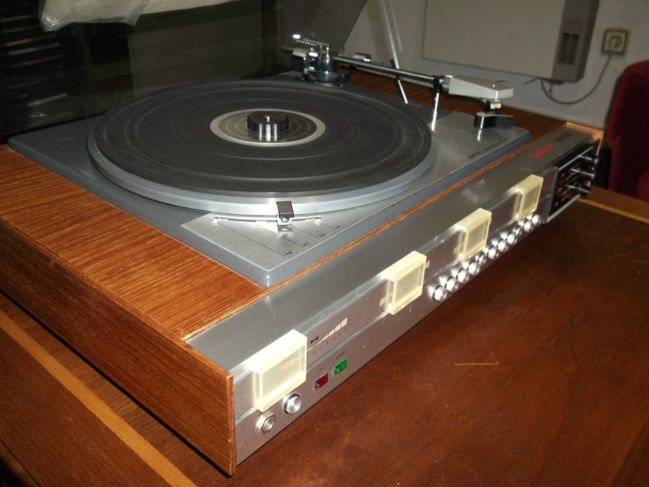 Продавам грамофон Lenco L75