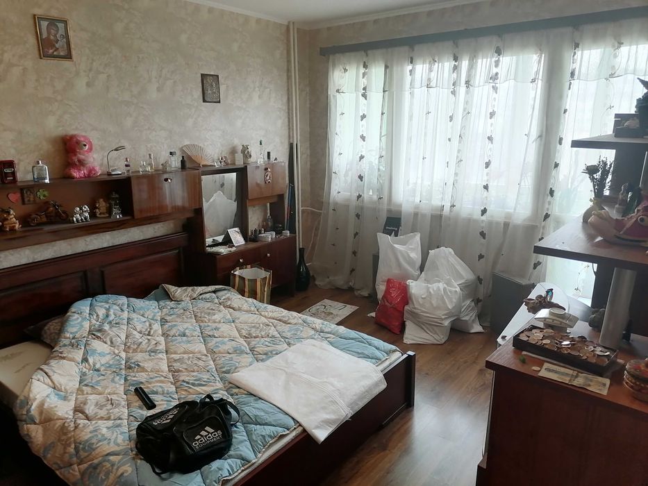 Спалня масив със нов матрак.