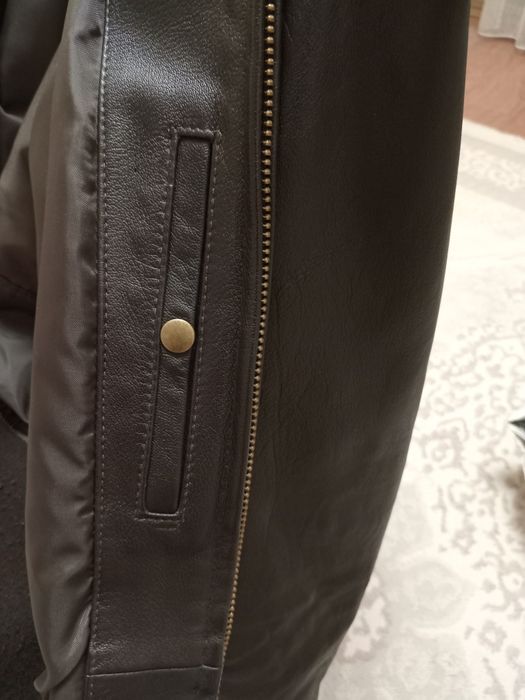 Продаётся. Мужская кожанная куртка.