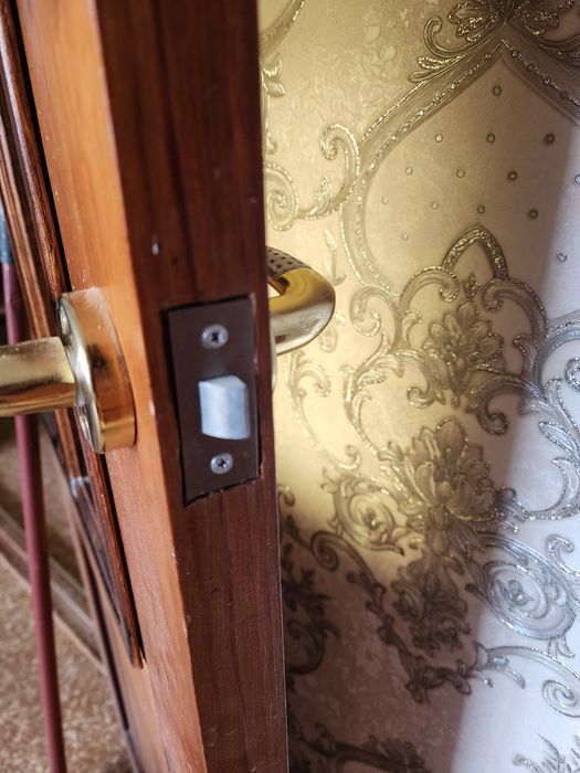 Продам дверь деревянную