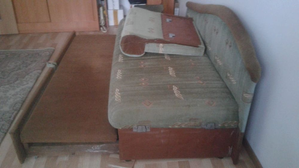 Диван зелёный б/у