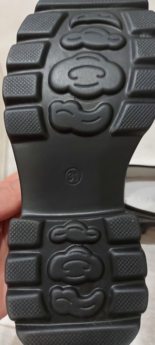 Продам новые туфли для девочки