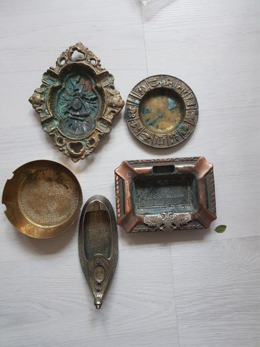 Scrumieră din metal cu vulturi