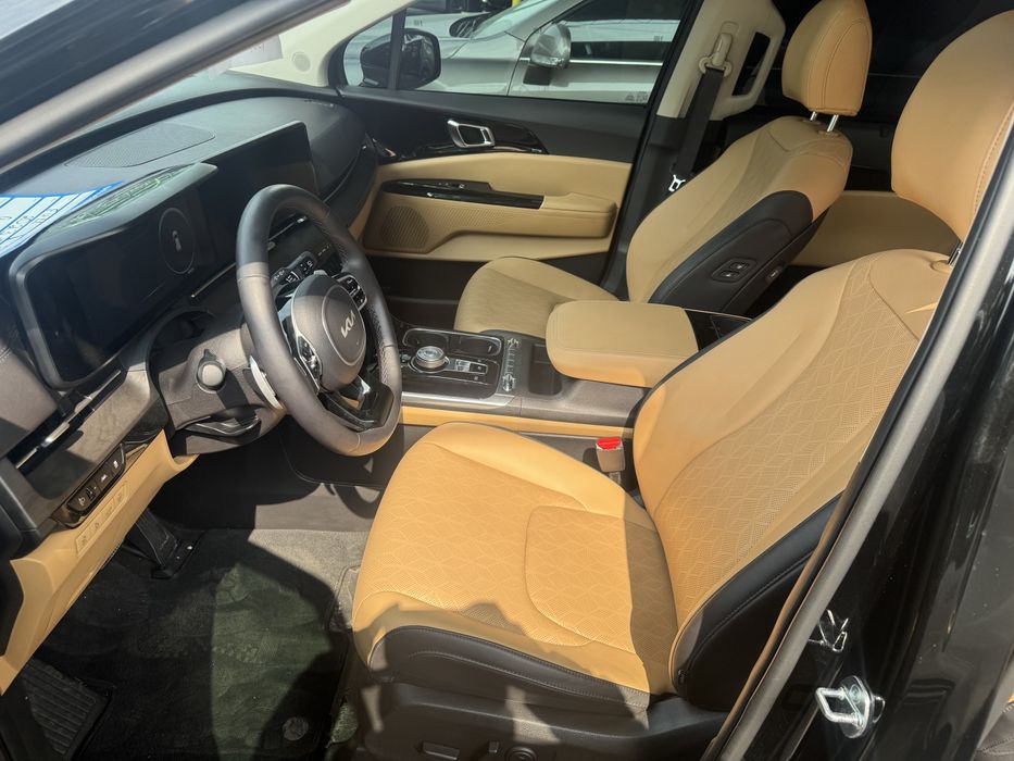 Kia karnaval 2023 yil qora carnival