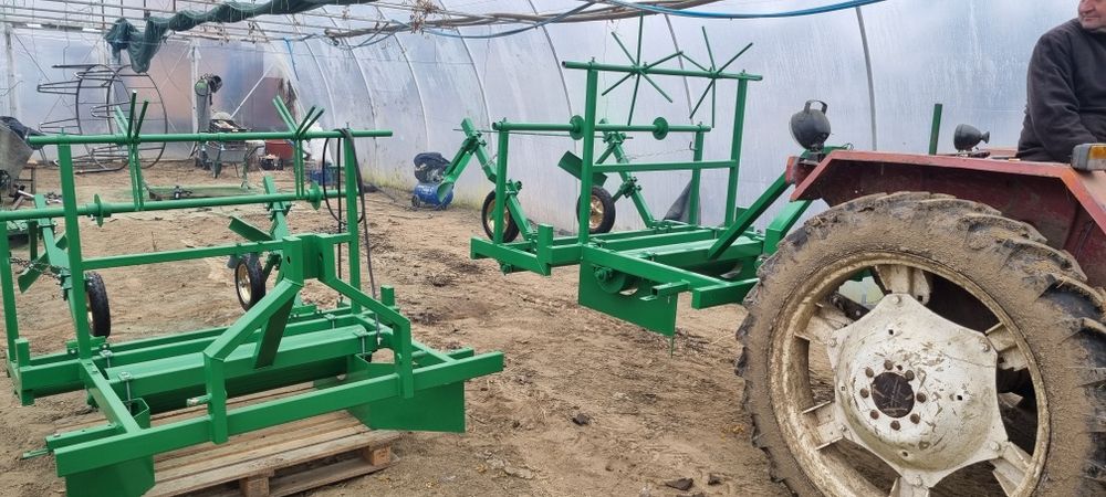 Masina de bilonat sí intins folie.