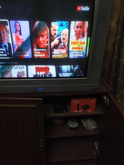 Телевизор ROISON и приставка Android TV