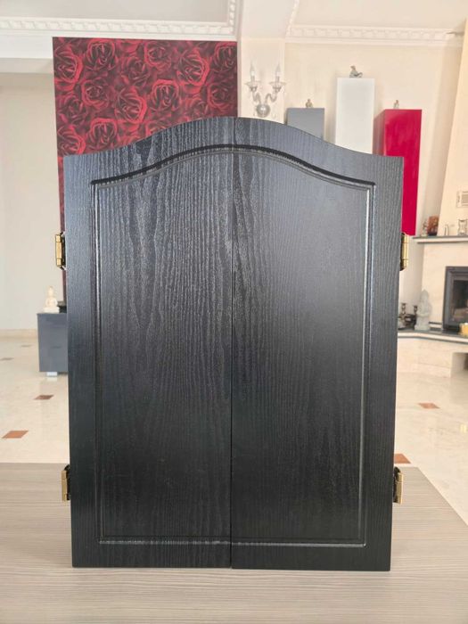 Plansa darts electronică Yirinatek cu cabinet, 12 săgeți, alimentator -  Stare  foarte buna