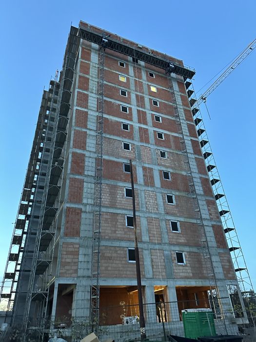 Schela motorizata cu lift