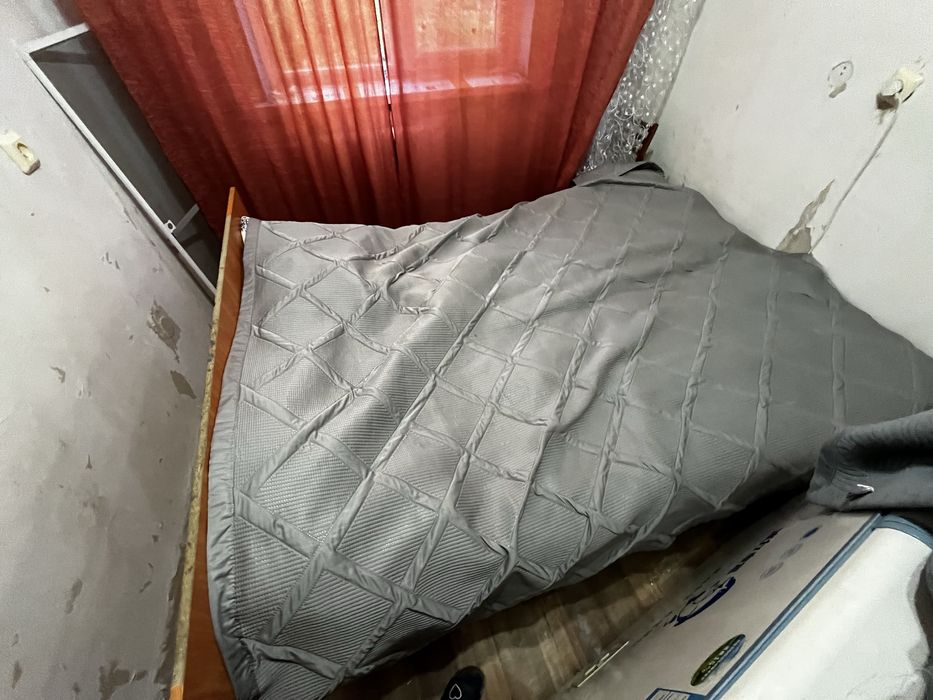Двуспальная кровать с матрасом