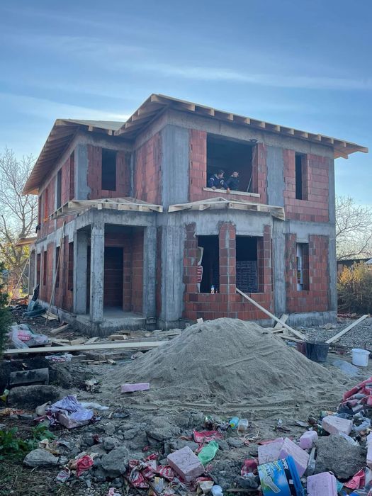 Echipa Executam / Construim Case la Rosu !