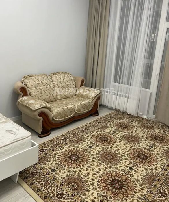 Продам б/у раскладной диван,матрас,ковер.