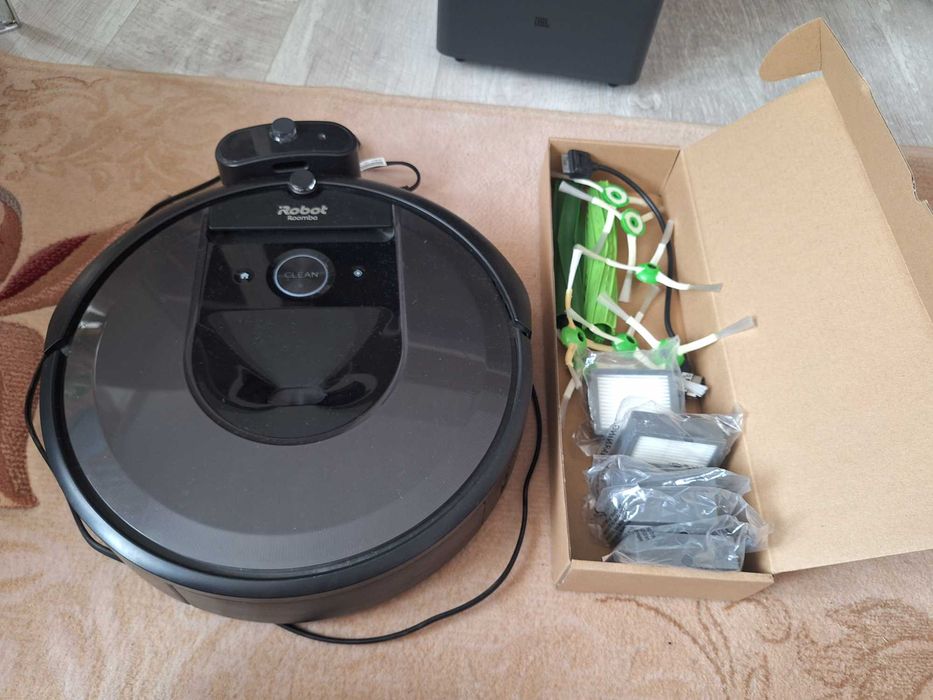 Aspirator IRobot Roomba i7 + accessorii, stare foarte buna