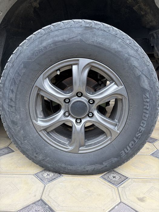 Шины 265/70R17 в отличном состоянии