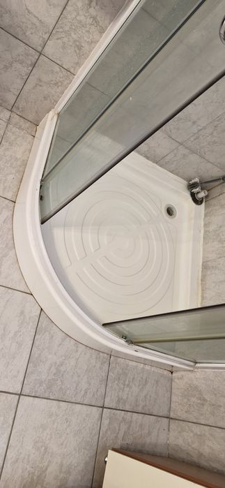 Cabina de dus cu cadă
