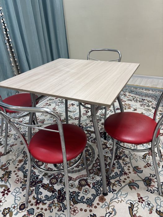 Стол для кухни и стульями