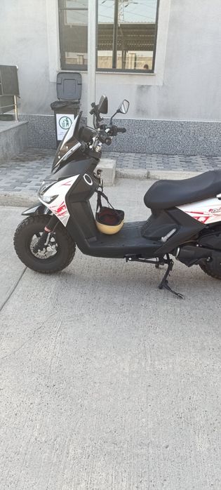 Sukuter benzing.