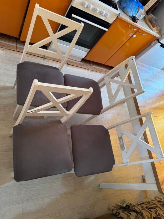 Кухонный стол и стулья