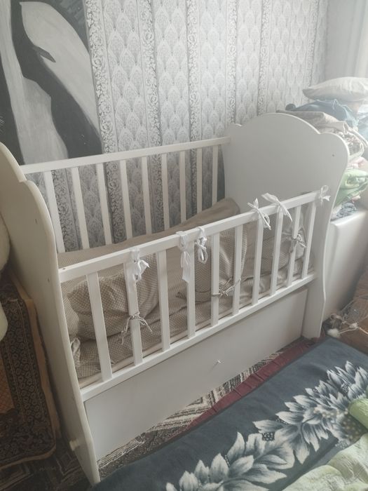 Продам кроватку с маятником