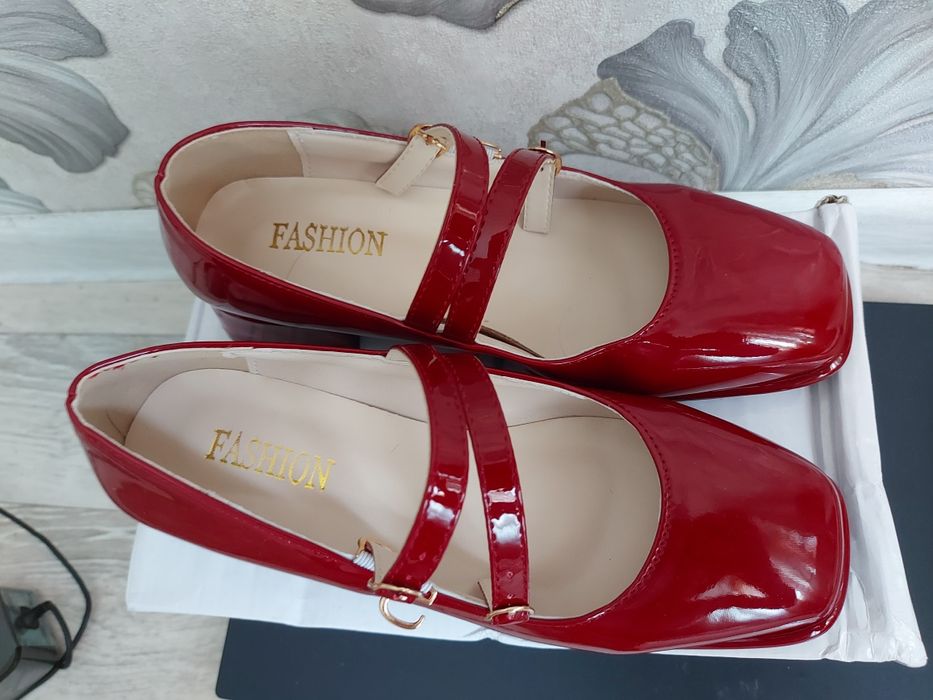 Новые туфельки. Бордового цвета.