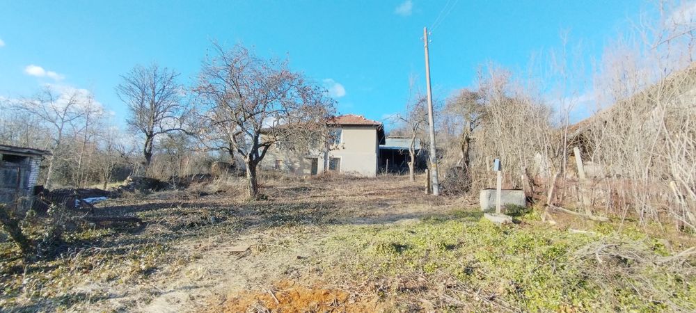 Продава се двуетажна къща в село Садовик, област Перник