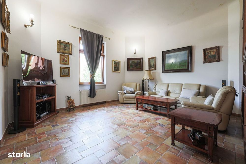 Apartament ultracentral cu 3 camere, 2 băi și curte privată