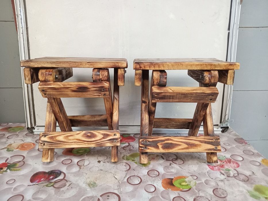 Продам стол и два стульчика.