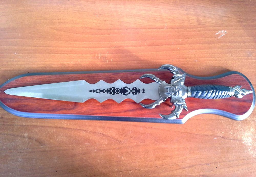 Декоративен нож за поставяне на стена