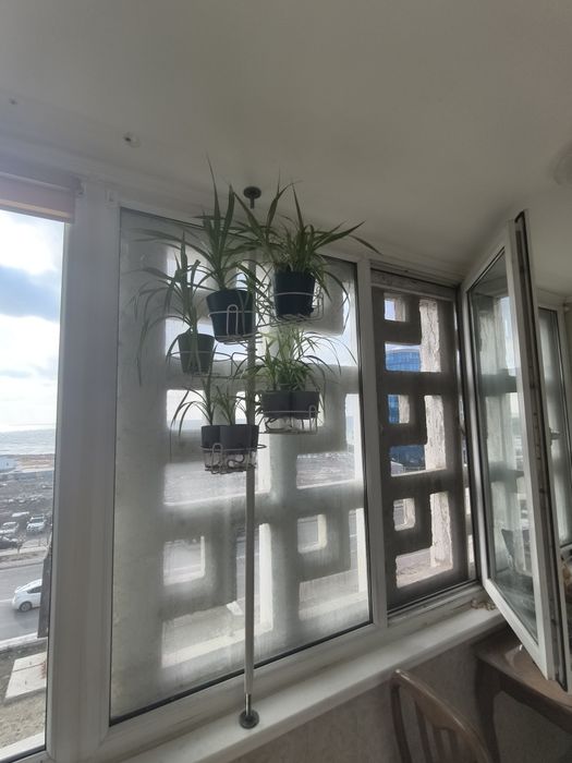 Стойка для цветов с цветами