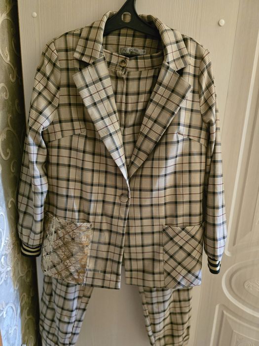 Продам брючные костюмы