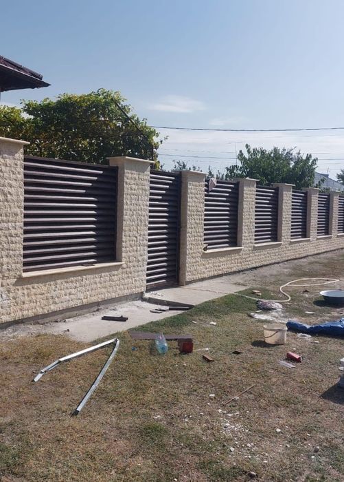 Construim la comanda dvs. garduri si porti din:
- panouri stil jaluzea;
- șipcă metalică;
- fier forjat;
- tablă cutată;
- plasă bordurată;
- BCA sau