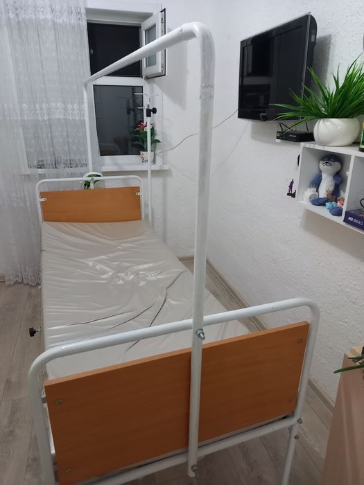 Продам кровать медицинскую  с матрасом, есть боковые ограждения и сист