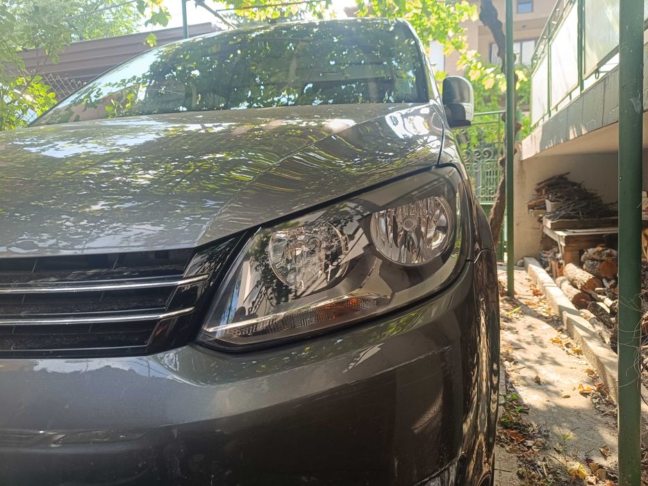 Полира и лакира фарове стопове боядисване на  детайли ,лепене брони