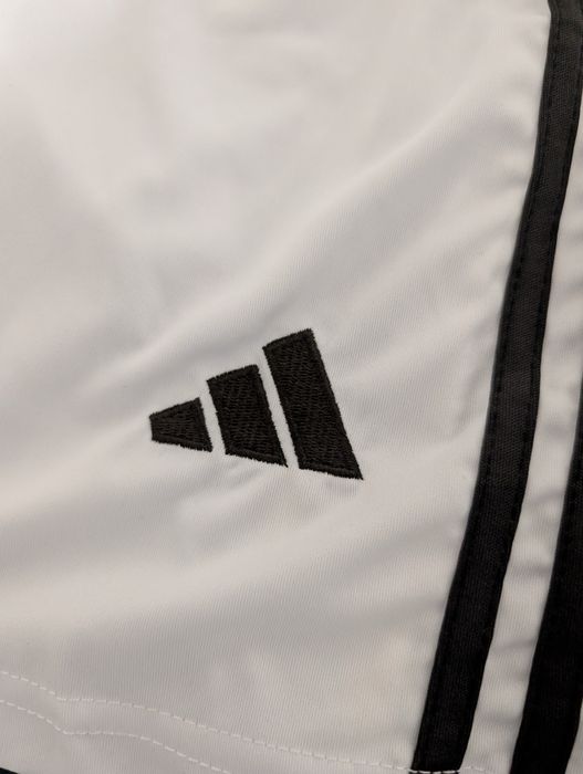 Echipament Adidas Real Madrid 25/26 Mbappe 10, mărimea 28 (12-14 ani)