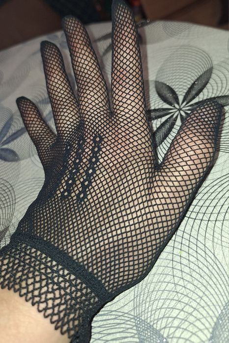 4бр. бикини,потник и мрежести ръкавички