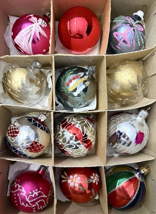 Globuri vechi pentru bradul de Crăciun.