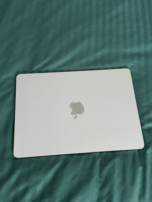 MacBook Air M2 13.6” – CA NOU, 100% baterie