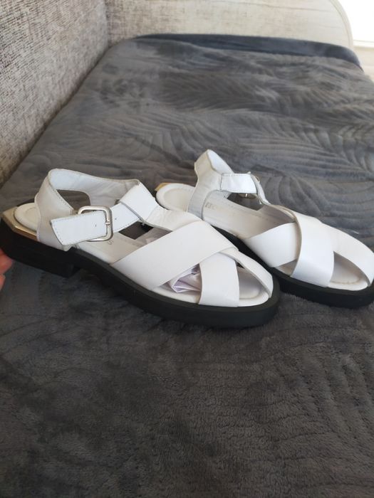 Сандали женские .