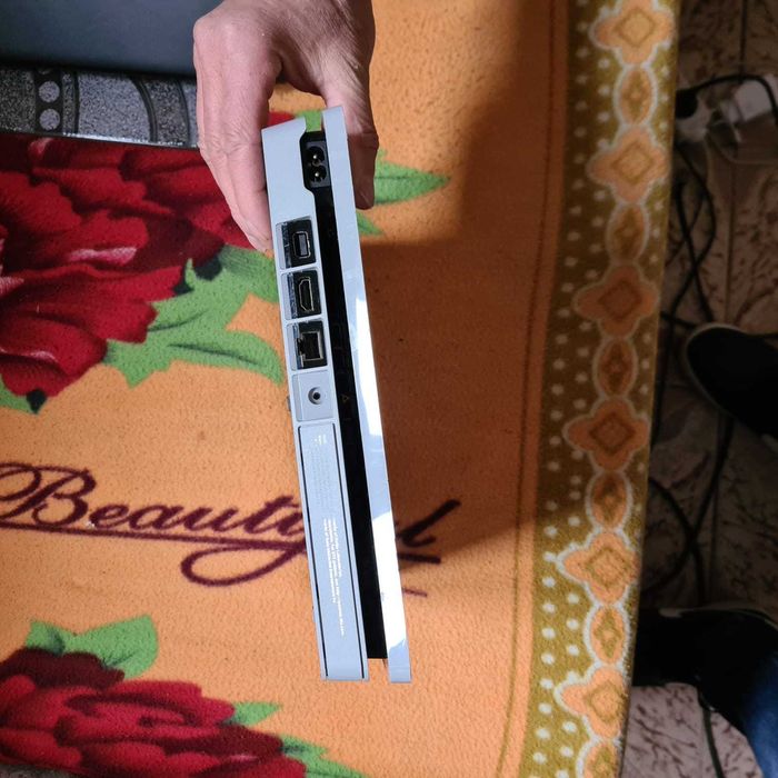 Vând PS4 ediție limitată!!!