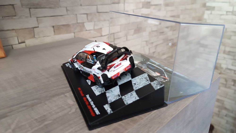 количка и списание на Toyota Yaris в мащаб 1:43