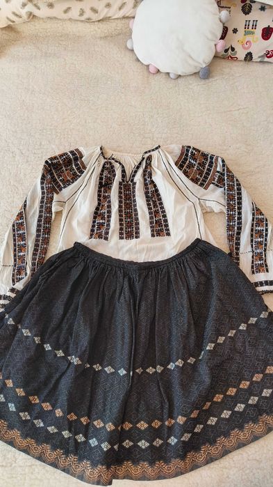 Costum popular cusut manual