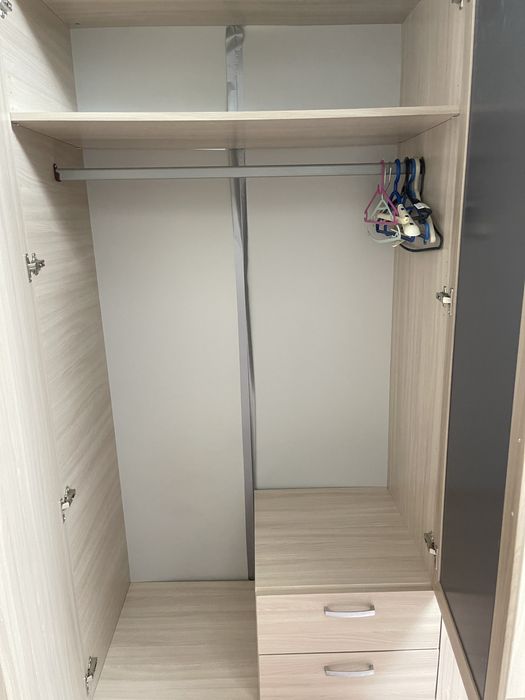 Продам шкаф распашной с зеркалом