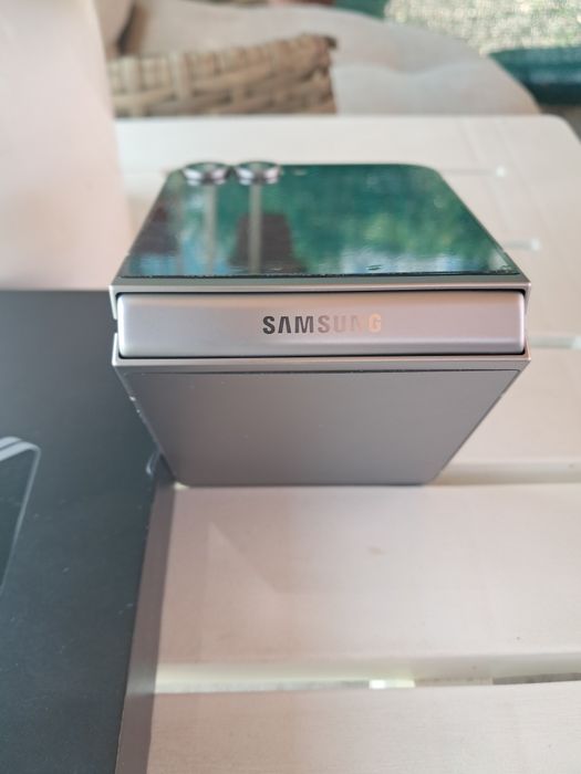 Продавам телефон Самсунг Галакси Z flip 6/ 512 /GB