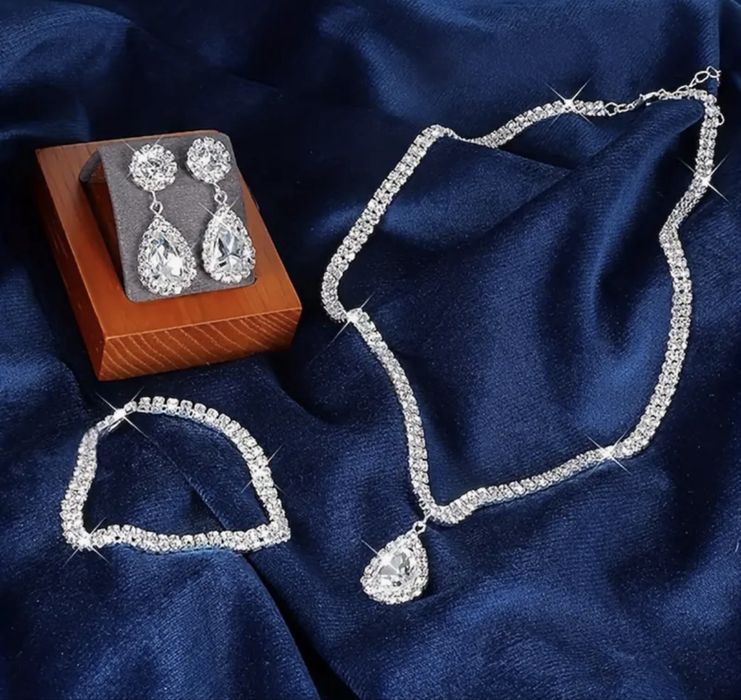 Луксозен комплект бижута с кристали 4 части – колие, обеци и гривна