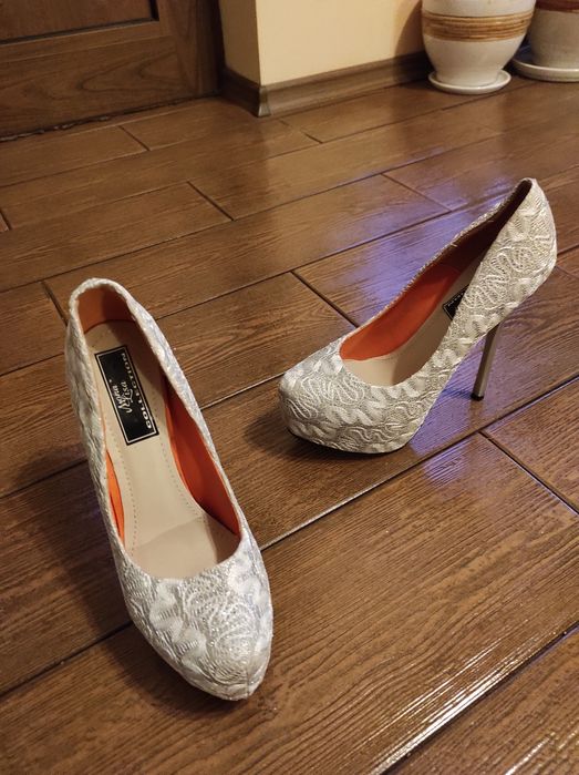 Обувки на висок ток