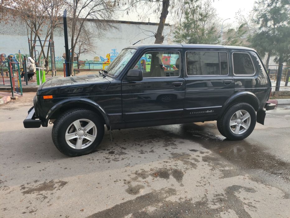 Нива легенда 4 дверная 2021 год