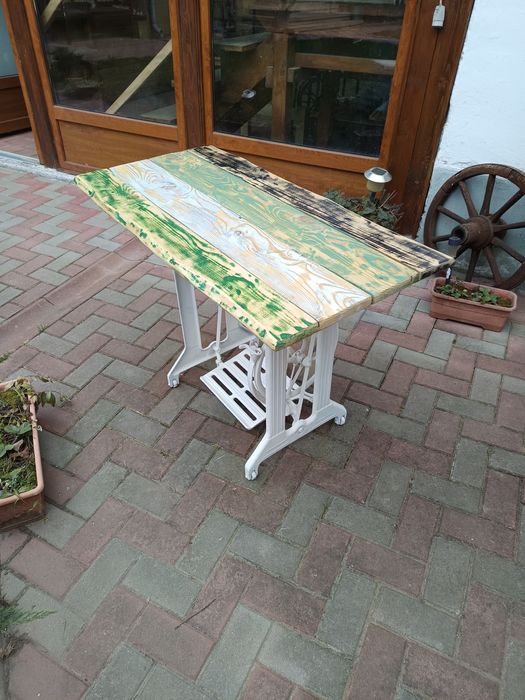 Masa exterior sau crama.