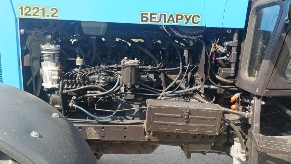 Трактор белорус вместе с плугом 5 корусным