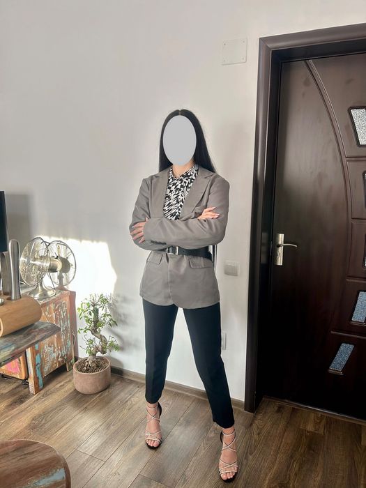 Vând sacouri diferite mărimi