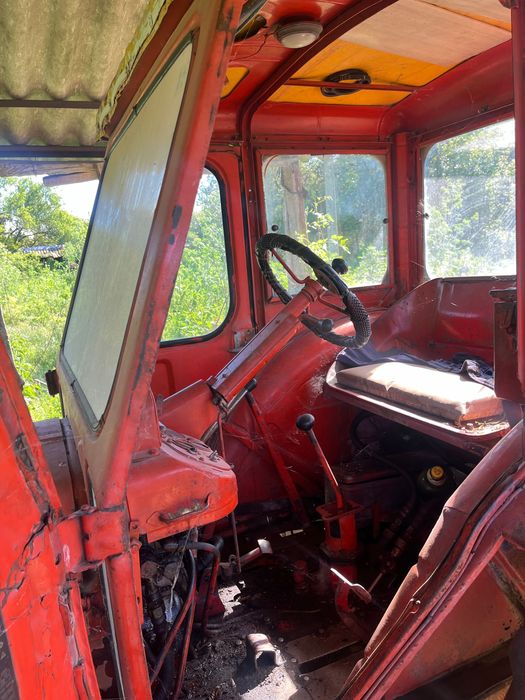 Трактор Беларус с документи в движение. С инвентар