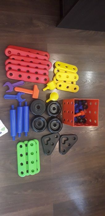 Большой пластиковый конструктор